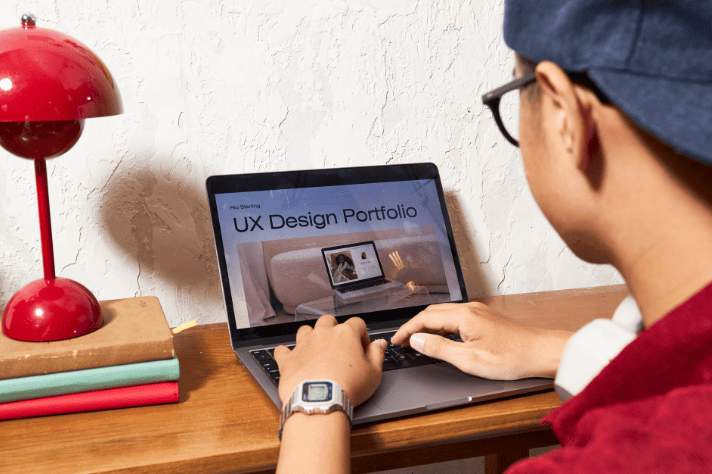 ポートフォリオを作成している男性