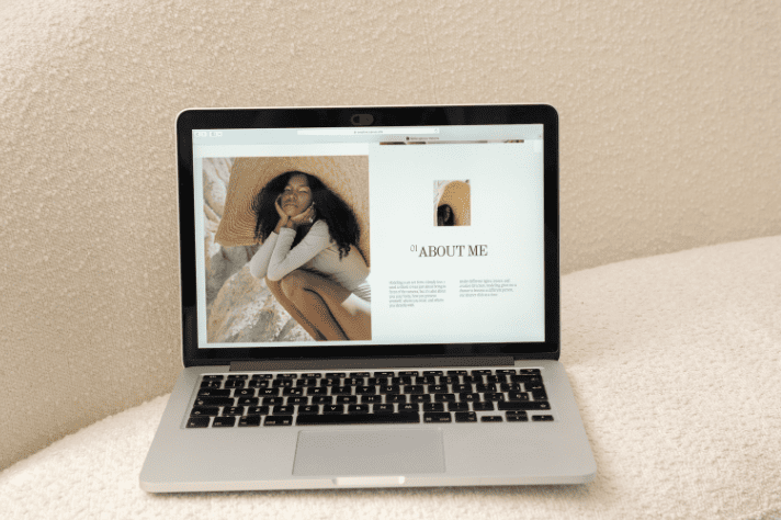 ポートフォリオが表示されたパソコン