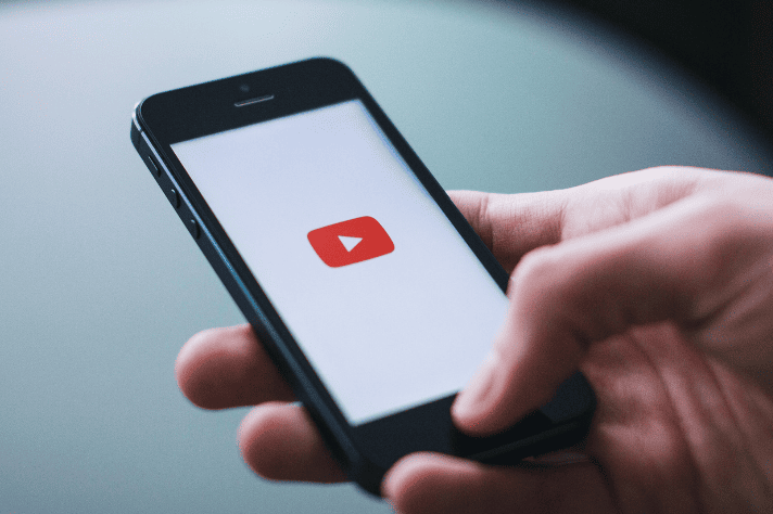 スマホに表示されたYouTubeの起動画面