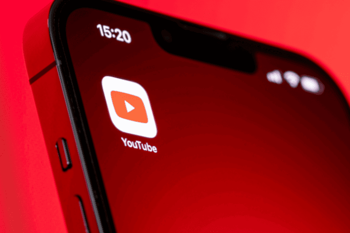 スマホ画面に表示されているYouTubeのアプリ