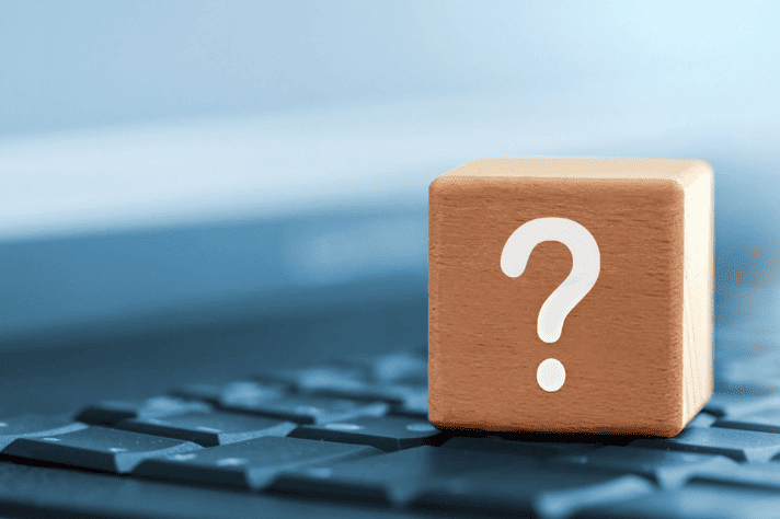 キーボードの上にクエスチョンマークがかかれた積み木が載っている