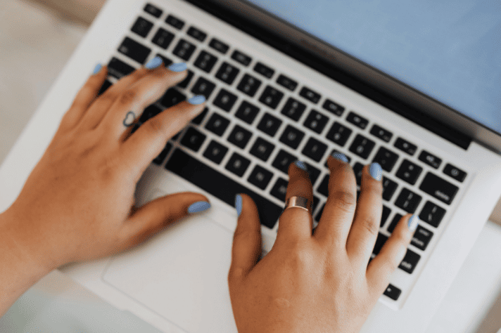 キーボードをたたいている手元