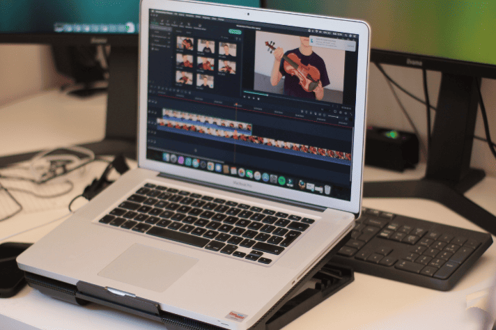 ＰＣで動画編集をしている様子