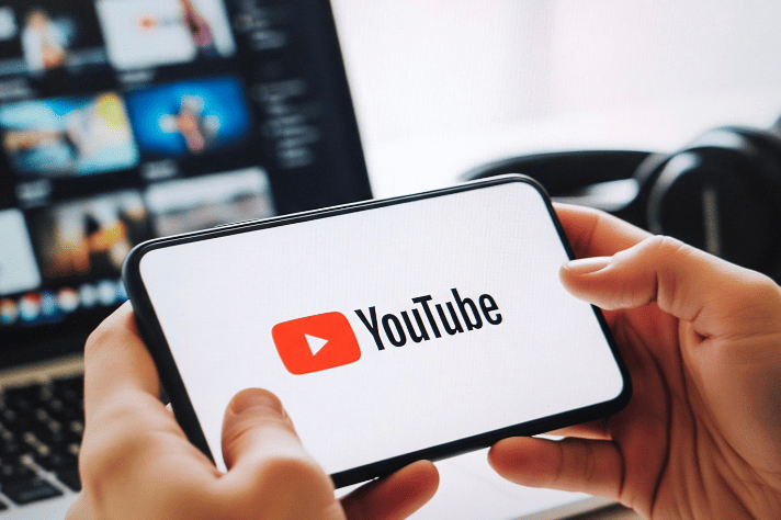 Youtubeのロゴが映し出されているスマホ