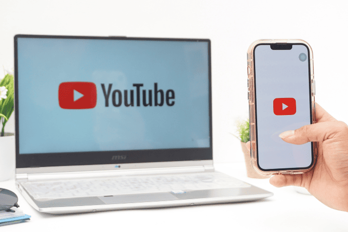 Youtubeのロゴが映し出されているスマホとPC