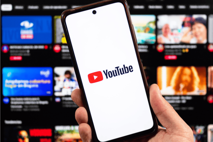 Youtubeのロゴが映し出されているスマホ