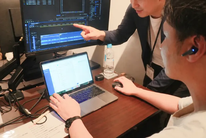 講師が指導する様子