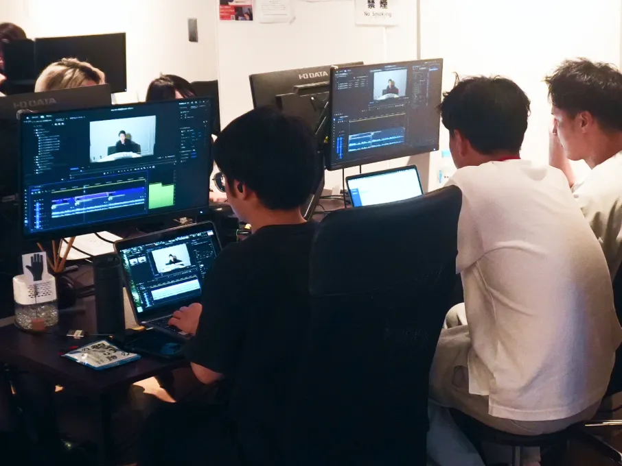 動画編集CAMPの教室で学ぶ受講生の様子